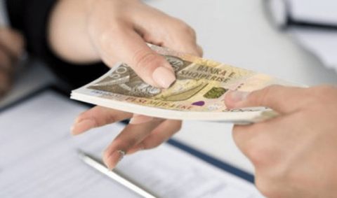 Pagat e uleta ne Shqiperi: Gjysma e te punesuarve marrin me pak se 320 euro